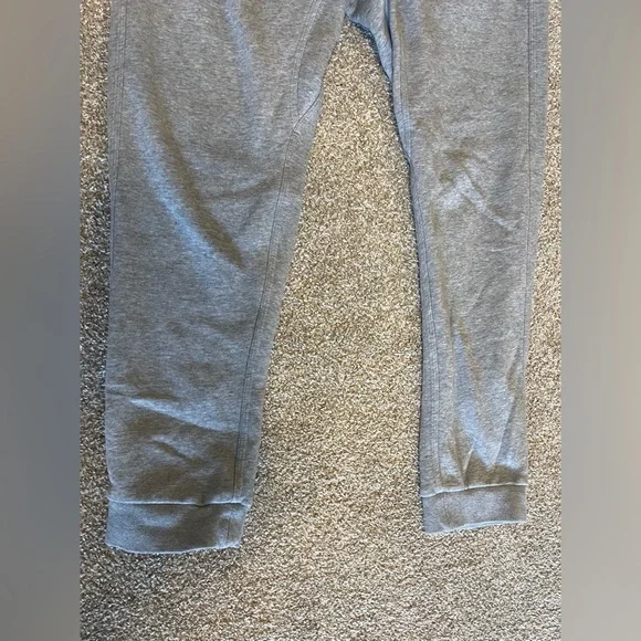 Men’s Nike Gray Tapered Cuffed Sweatpants - Picture 6 of 6